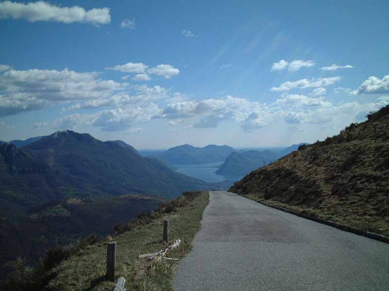 La strada sembra un trampolino verso il lago di Lugano