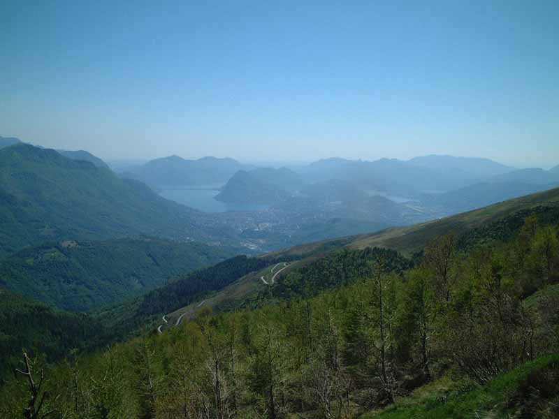 Nella parte centrale della foto si possono vedere i tornanti che ci siamo lasciati alle spalle